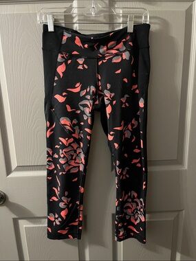 7/$20Under Armour Black Capris with Coral Floral Pattern 7/$20